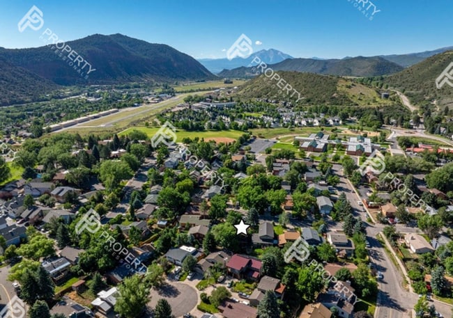 Building Photo - Spacious Home for Rent in Glenwood Springs – Great Location, No HOA!