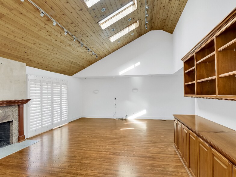 Building Photo - 1542 Santiago Dr