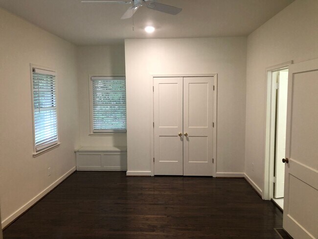 Building Photo - r1670