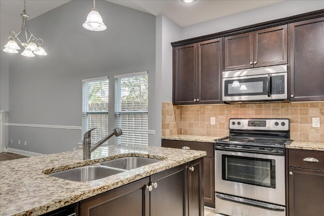 Building Photo - 665 Dunrobin Ln