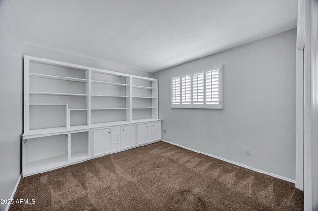 Building Photo - 8558 E Vía De Viva