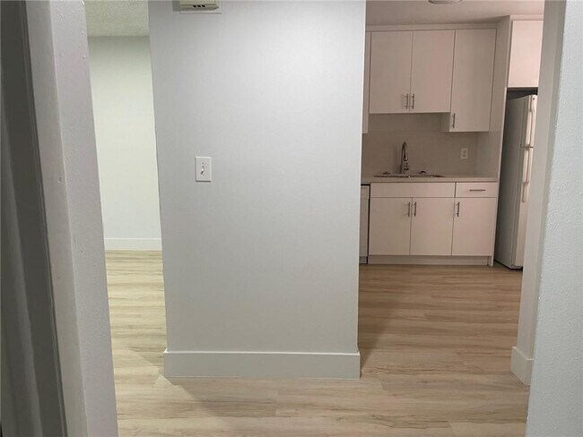 Building Photo - 235 Lakeview Dr
