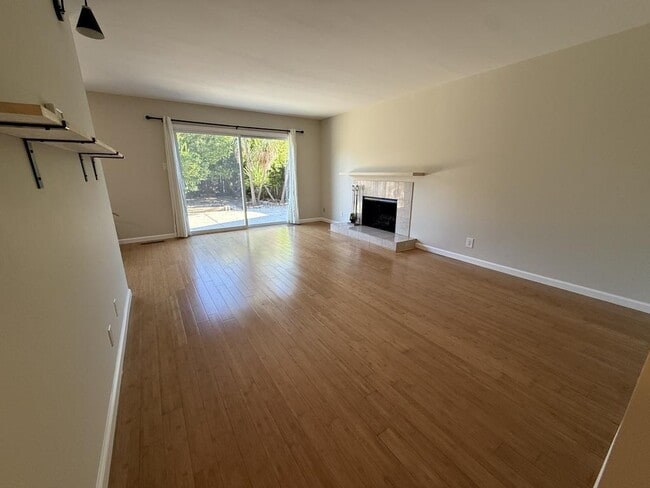 Building Photo - 827 Comet Dr