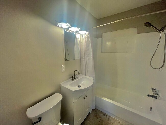 Building Photo - 3 Bed, 2 Bath DeBary Home with Modern Upda...