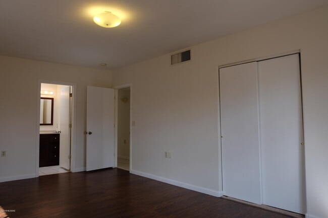 Building Photo - 3144 E Monte Vista Dr