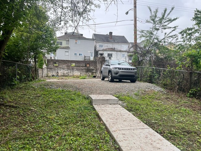 Building Photo - Updated 2BR house with off street parking!