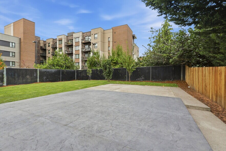 Building Photo - 437 NE Fargo St