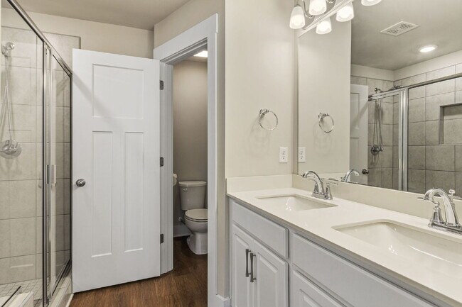 Building Photo - Craftsman 3BD Townhome Near Downtown Greenville | Garage + Granite Kitchen