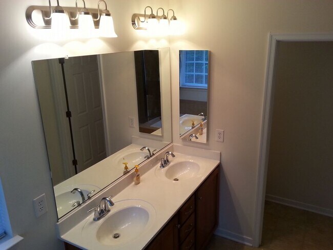 Building Photo - 7300 Willow Crossing Ter