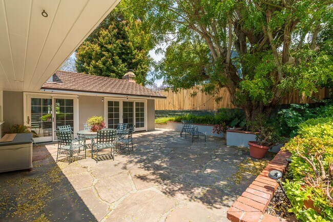 Building Photo - Valmonte 3 bed/3 bath Home plus guest house.