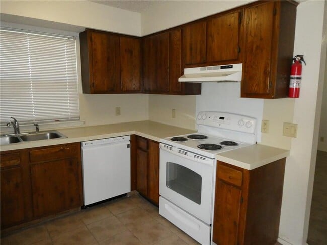 Building Photo - 8705 Pineridge Dr