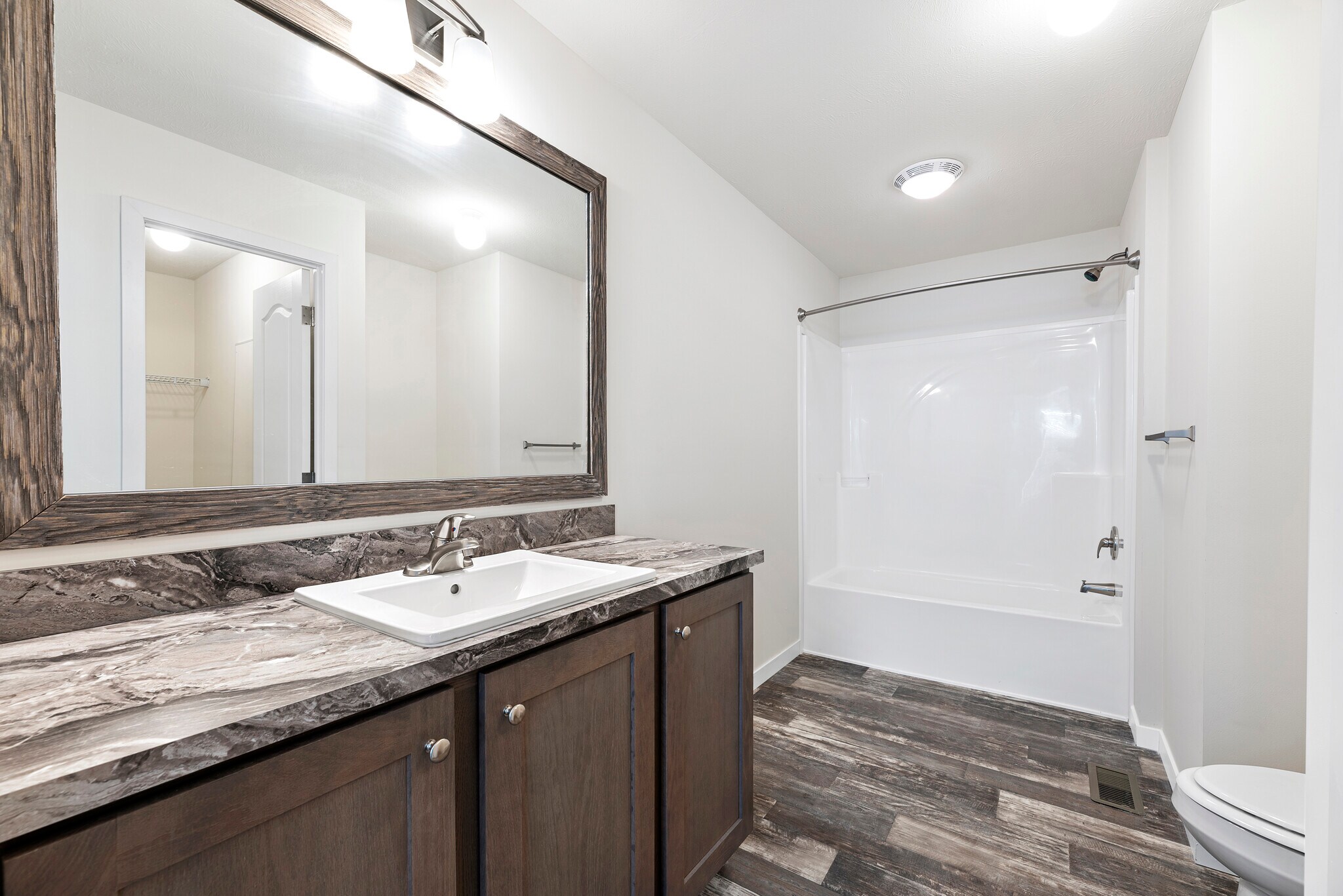 Building Photo - 11431 N Lake Dr