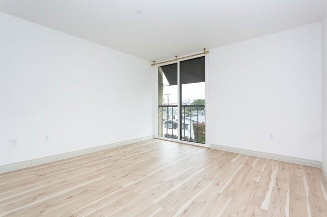 Building Photo - Trendy Hillcrest Condo