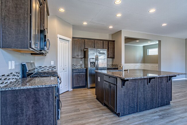 Building Photo - Beautiful 4 bedroom, 2.5 bath home in Rain...