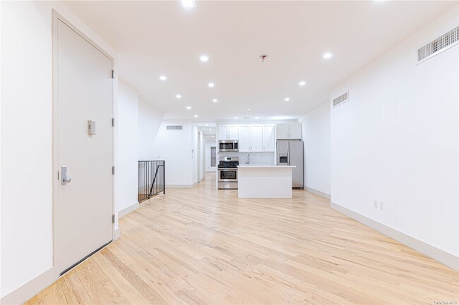 Building Photo - 282 E 38th St
