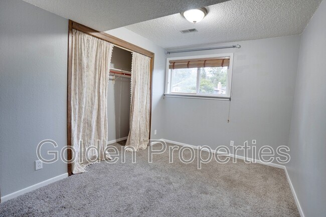 Building Photo - 3703 E Pine Hill Dr