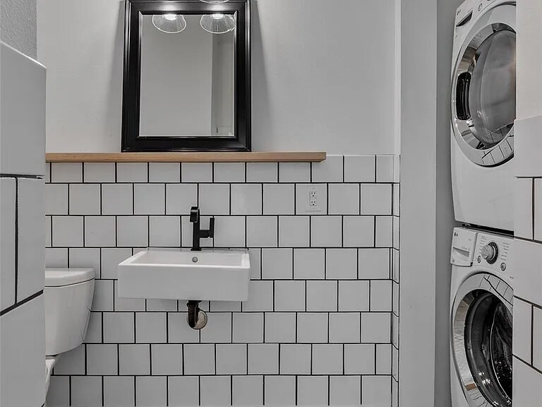 Building Photo - 2211 Canterbury St