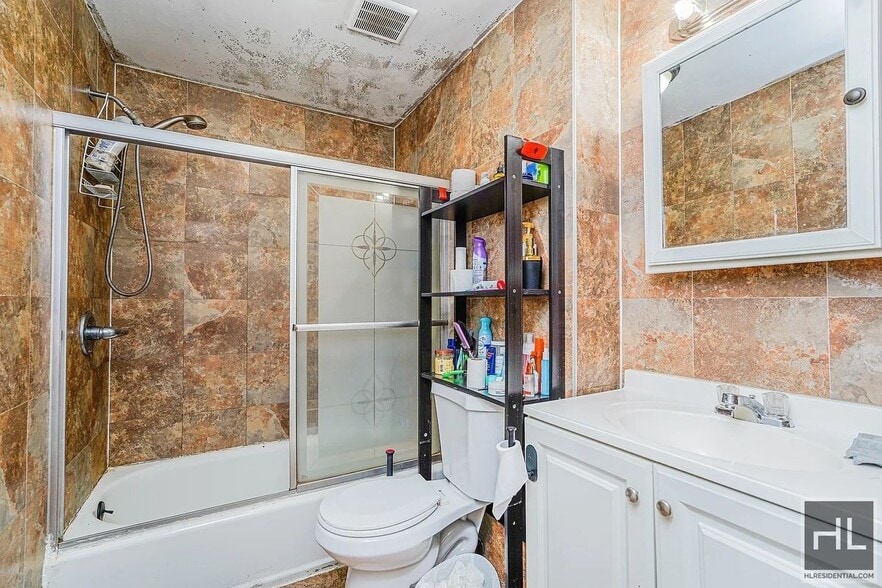 Building Photo - Bay Street