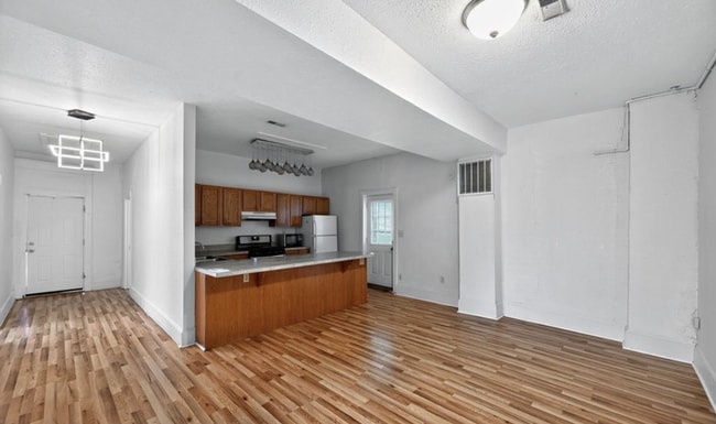 Building Photo - Charming half duplex in Sloane's Lake