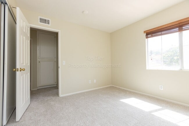 Building Photo - Beautiful home in Sunset Glen with 4 bedrooms 2.5 bath, 1726 Sq Ft available NOW