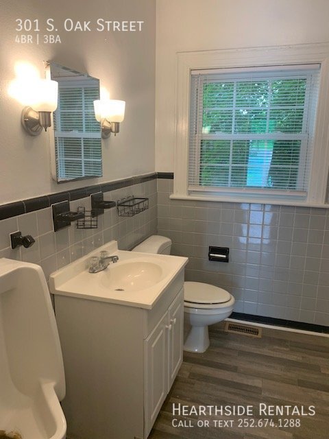 Building Photo - 301 S Oak St