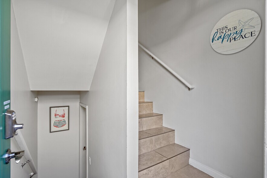 Building Photo - 819 Ostend Ct
