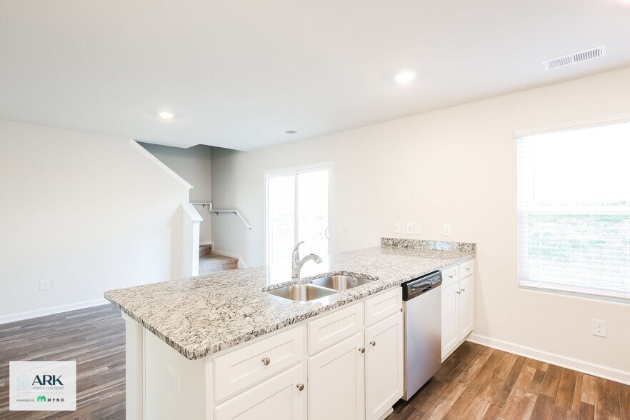 Building Photo - 2149 Southlea Dr