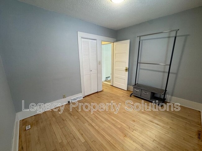 Building Photo - 609 N 13th St