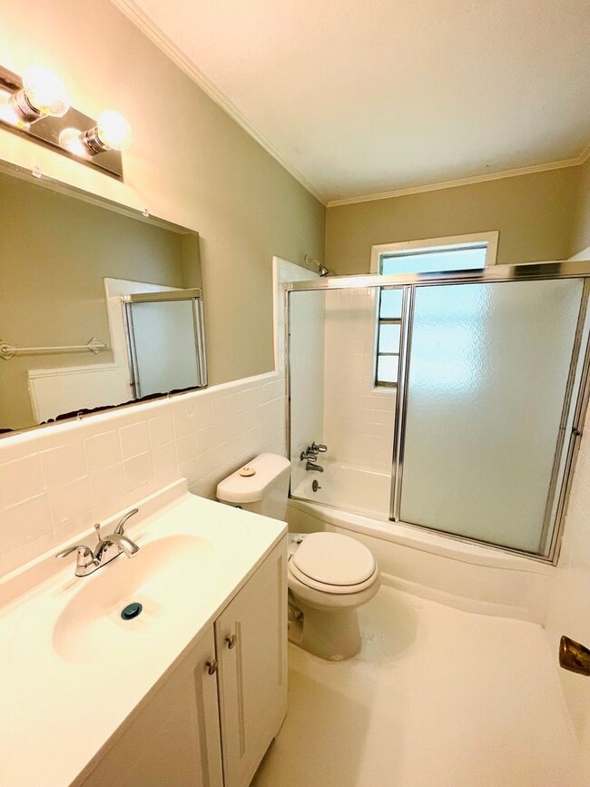 Building Photo - ** 3 Bed 1 Bath located in Grove Hill Esta...