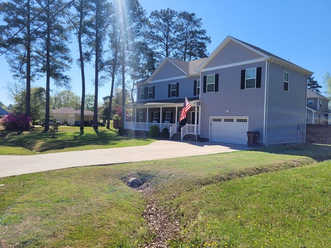 Building Photo - Beautiful & Spacious 4 bedroom, 2.5 bath h...