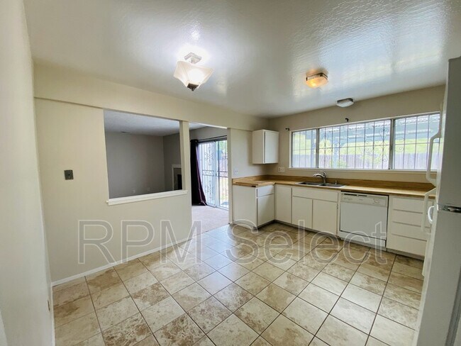 Building Photo - 2204 Lupine Rd