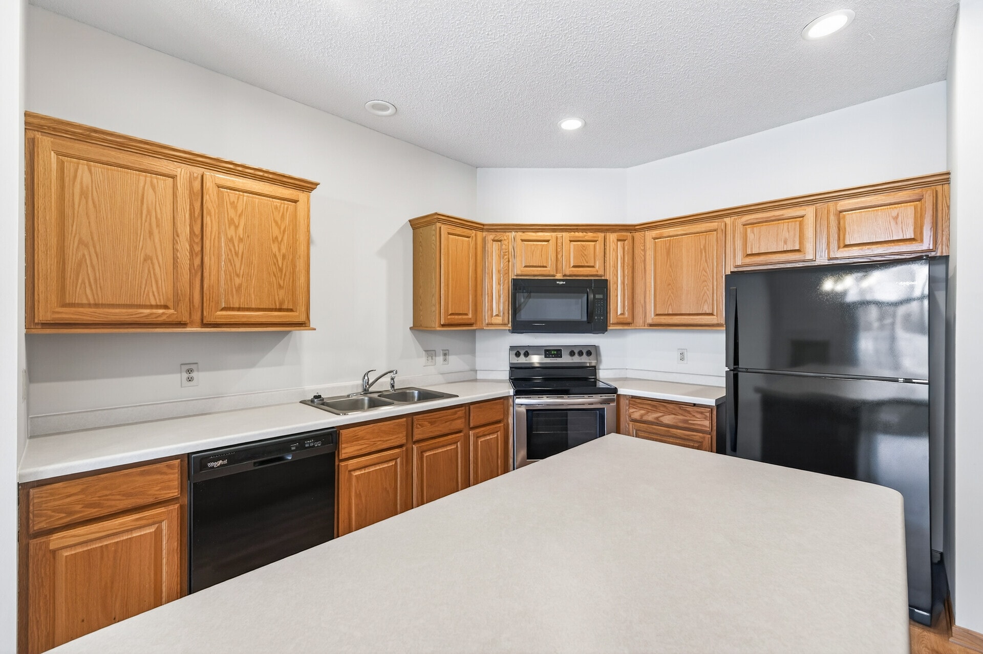 Building Photo - 475 Hickory Ln N