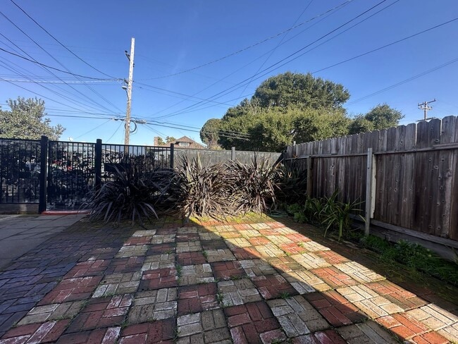 Building Photo - Tran 59th Triplex