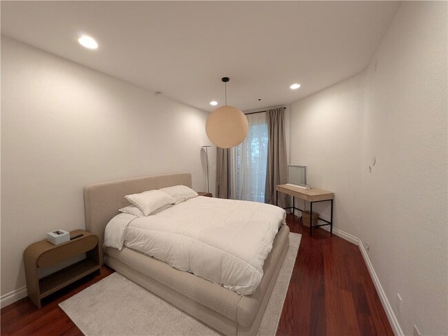 Building Photo - 585 N Rossmore Ave