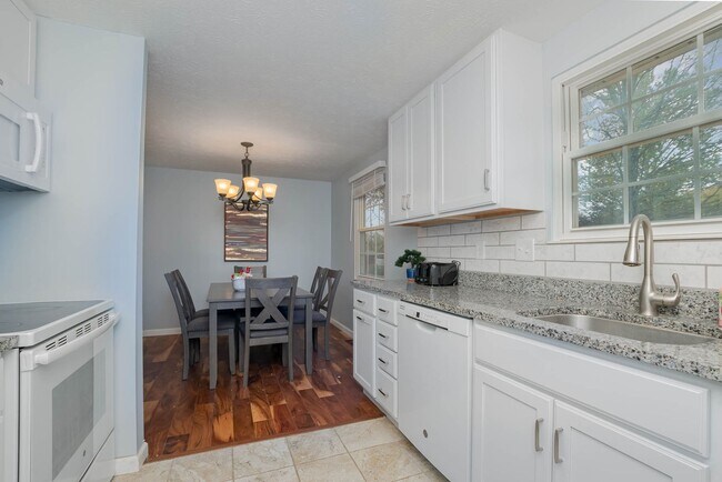 Building Photo - Inviting home with private fenced yard for pets