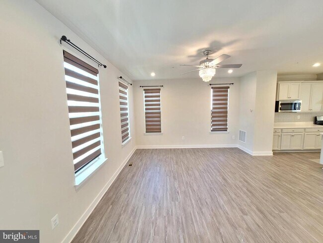 Building Photo - 8667 Shady Pines Dr