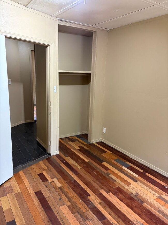 Building Photo - Charming 4-bedroom, 1-bath home located in the heart of Van Buren featuring a spacious layout, ha...