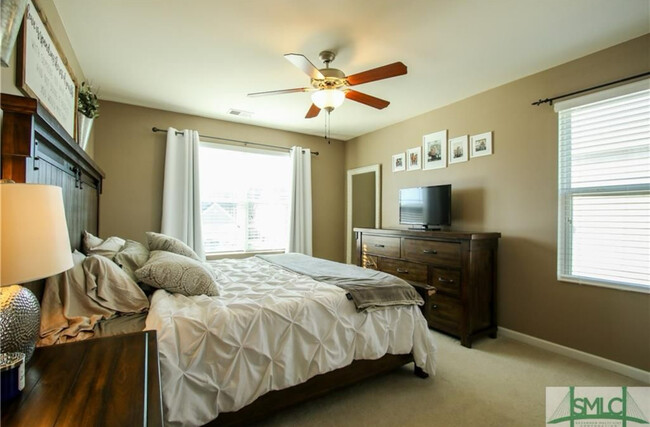 Building Photo - 426 Lions Den Dr