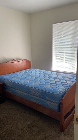 Building Photo - 220 Elm St