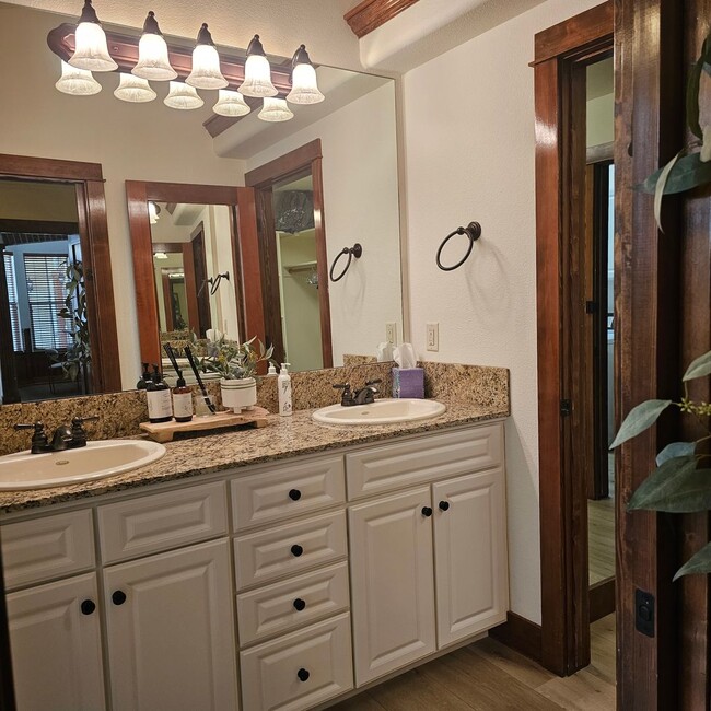 Building Photo - Gorgeous fully furnished home in downtown Eagle!