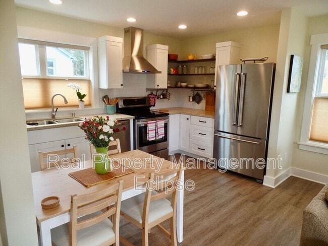 Building Photo - 519 N 97th St