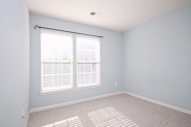 Building Photo - Cherry Hill Townhouse, Short Drive From UVA