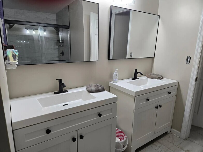 Building Photo - 906 Litchfield Way