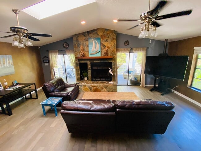 Building Photo - 3401 E Debazan Ave