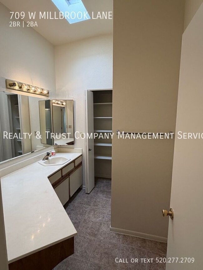 Building Photo - 709 W Millbrook Ln