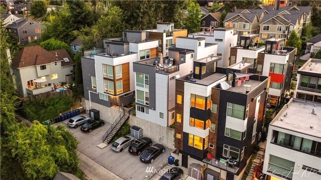 Building Photo - 3Bd/2.5Ba Seattle Townhome