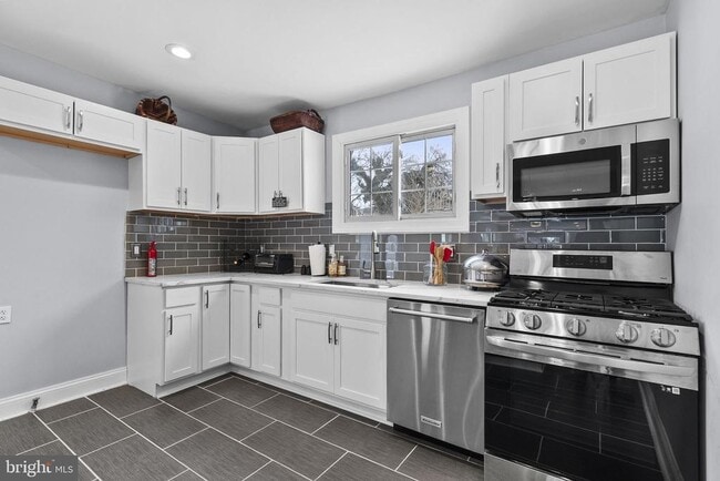 Building Photo - 4840 Hayes St NE