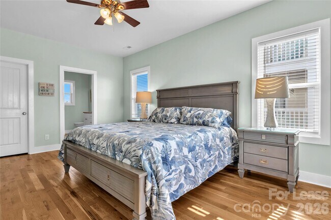 Building Photo - 1708 W Dolphin Dr