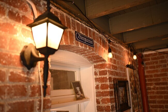 Building Photo - Charming 2BR + home office Condo in the he...