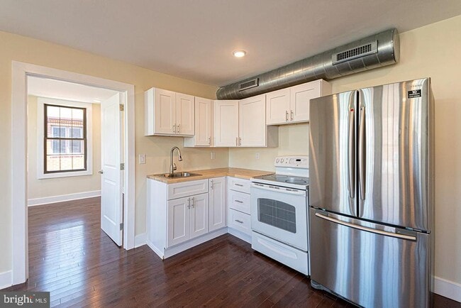 Building Photo - 527 S 21st St